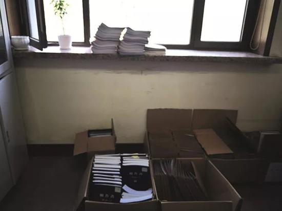 成箱的案卷堆在浑南区检察院公诉科科长赵丹的办公室里。