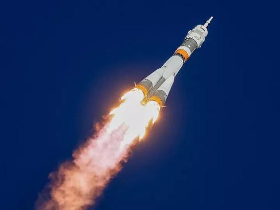  10月11日，“联盟-FG”型运载火箭从哈萨克斯坦境内的拜科努尔发射升空。（新华/路透）