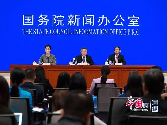  国新办发布会现场（从左至右：袭艳春、商务部副部长王受文、海南省副省长沈丹阳）