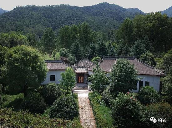 揭陈路别墅内有大量文物房主拿50年茅台当水喝