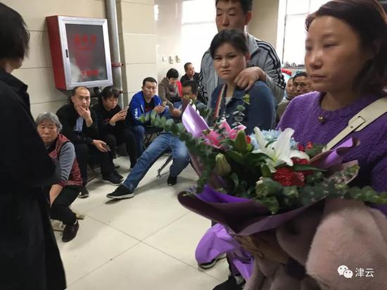 伤者李某的妻子在手术室外等候