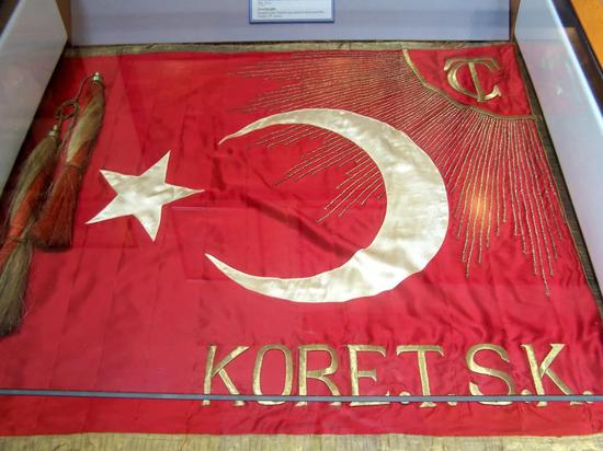 朝鲜战争中的土耳其旅军旗（现藏伊斯坦布尔军事博物馆）