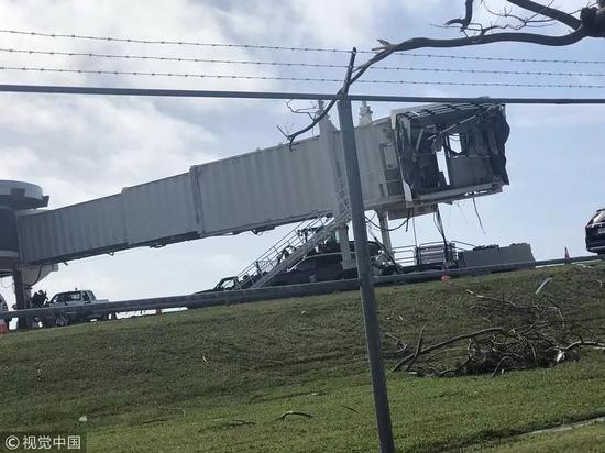 第26号台风“玉兔”袭击塞班，塞班岛机场从24日起被关闭。登机廊桥被吹断。图片来自视觉中国