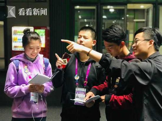 上海健康医学院志愿者在研究地图