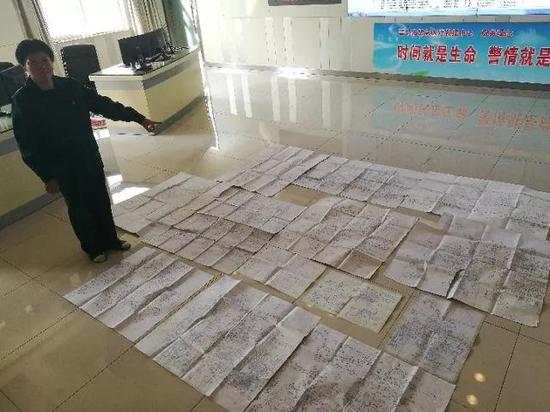 梁瑞梅向记者展示近年来的部分手绘地图。新华社记者 王井怀 摄