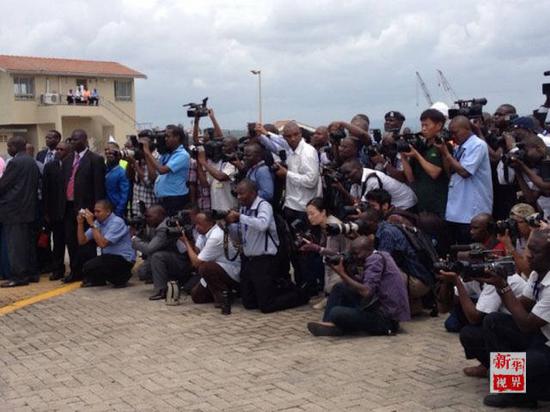  新华社记者李京和一众非洲记者一起在肯尼亚蒙巴萨港采访。