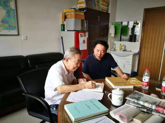 邓起东先生(左)工作照。受访者供图