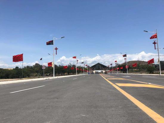 “独立大道”两边飘起中巴两国国旗 (陈振凯摄)