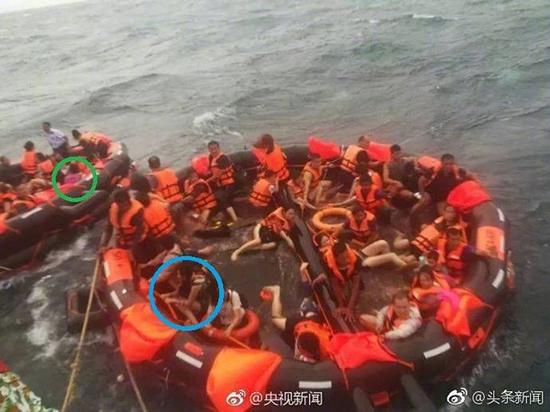救生筏上，蓝圈中是龙儿，由于没有正确穿戴救生衣，救生衣已翻转。另一条救生筏绿圈中是吴明。资料‎图