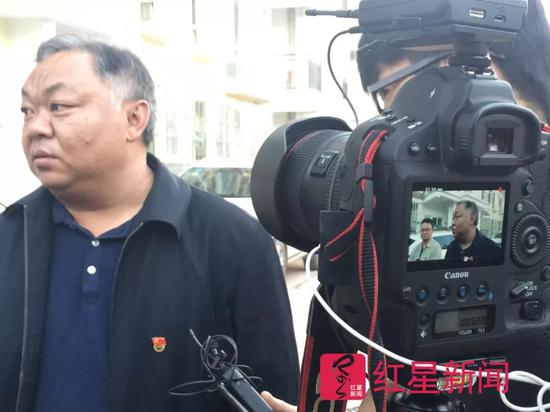  ▲11月17日，李忠凯回答媒体的提问时称，称自己并不想以这种方式被关注   图片来源：红星新闻
