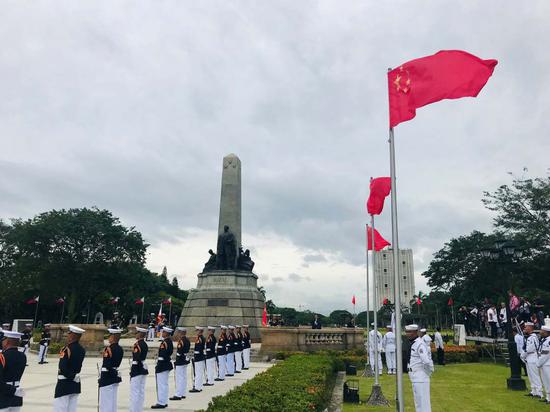 11月20日下午，黎刹英雄纪念碑前，五星红旗高高飘扬。人民日报记者 赵成 摄