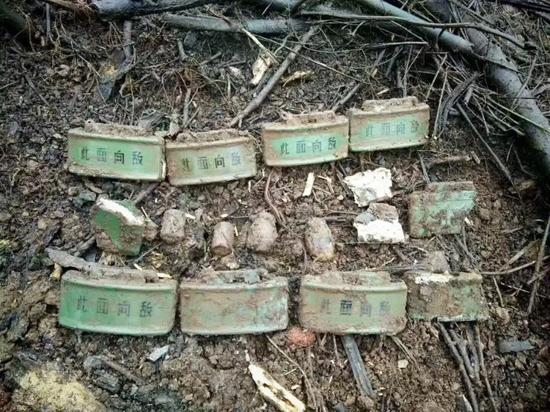 　南部战区陆军云南扫雷大队官兵搜排出的部分地雷和爆炸物。黄巧 摄 