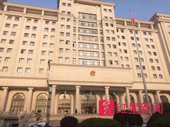 ▲11月27日，武汉市中级人民法院重新开庭审理此案  图据红星新闻