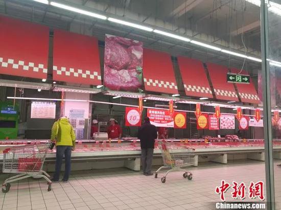  图为超市里的猪肉区。 谢艺观 摄