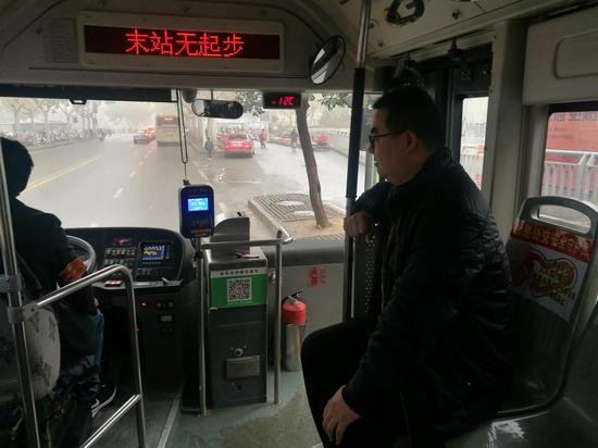 郑州市一辆44路公交车上挨近司机的乘客座位,被贴上了一张“吾是公交坦然守护员”的贴纸。 受访者供图