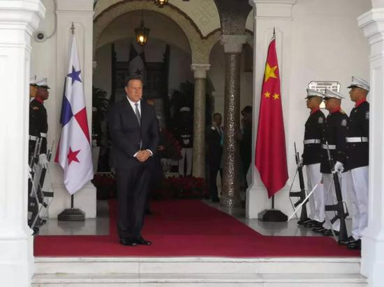 △巴拿马总统巴雷拉在门口准备迎候习主席。（央视记者关舟拍摄）