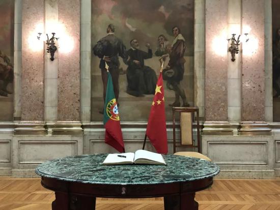 △在议会踱步厅,习近平就是在这个贵宾簿上签字。(央视记者马亚阳拍摄)