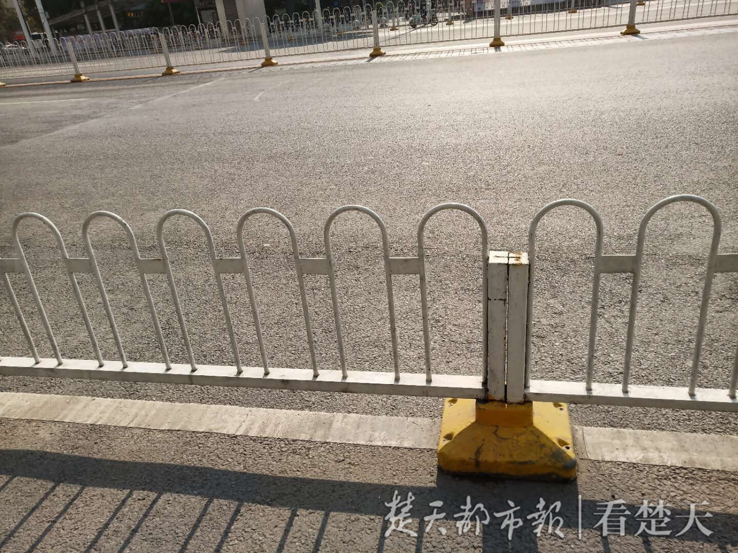 寶馬車當時停在護欄外