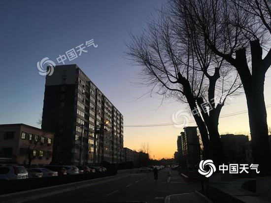 1544657433753005879.jpg 今晨,北京天空云量较少。