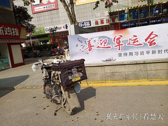 灰色轎車停在外賣電動車的位置