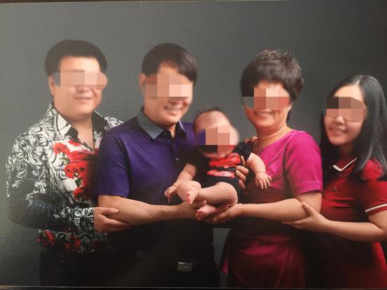 左一为张某凡,右一为张红(化名)。受访者供图