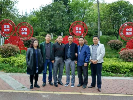 ▷1991年,5名老师和1名计生工作人员卷入这桩集体性侵案,六人于2018年合影