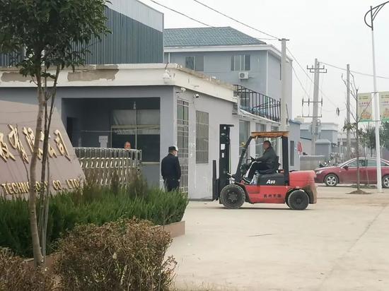 12月19日上午,一辆叉车驶入盐城金蜂公司(图片来源:每经演习记者 黄鑫磊 摄)