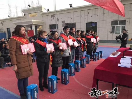 获得奖励的外出务工村民代表。