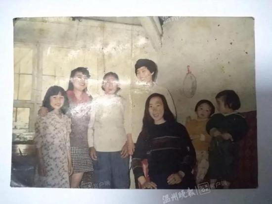 (有女儿的唯逐一张照片,穿绿毛衣侧脸的就是以前走失前的陈蓓)