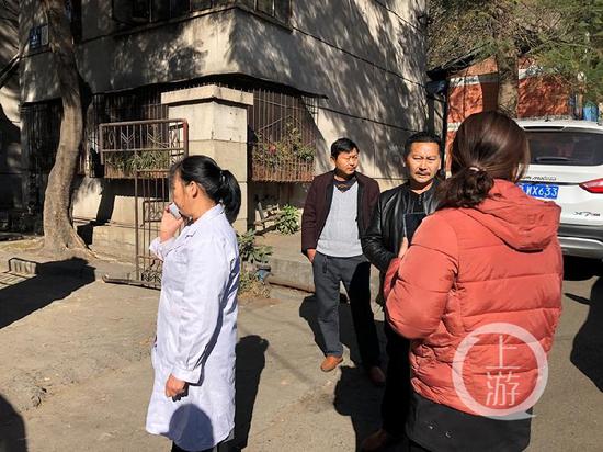 宏实医院院长胡晓锋（左一）拒绝袁平秀家属提出的问题。摄影/记者胡磊