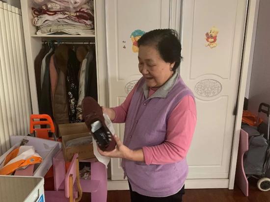 文万成的妻子买的牛皮鞋。新京报记者赵蕾 摄