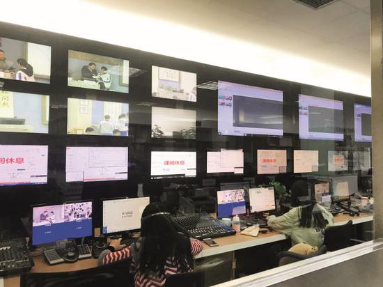2018年11月5日,四川省成都市,东方闻道公司位于成都七中的导播中间,负责向200众所私塾传输信号。