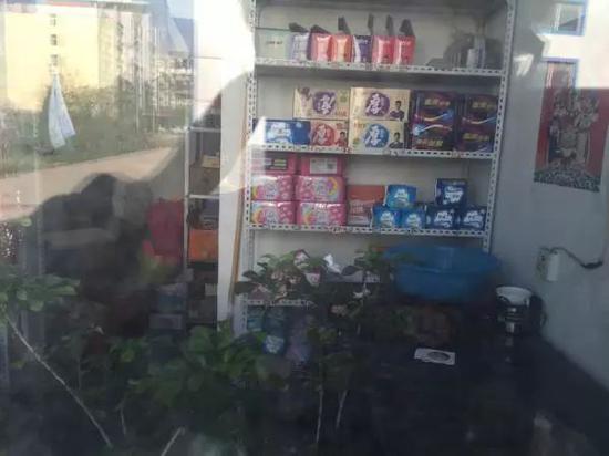 △私塾内的幼卖部透过幼窗子能望到生活用品。