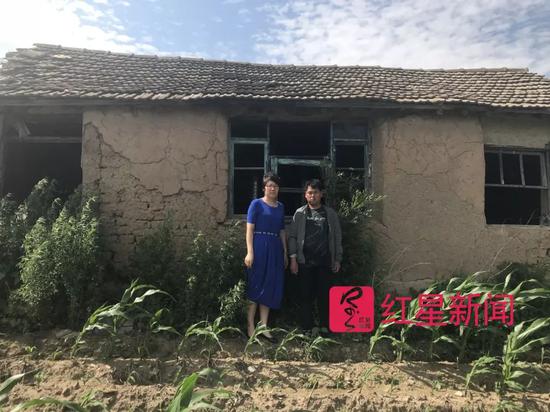  ▲去年6月22日，刘忠林与律师在他老家的房子前合影     受访者供图