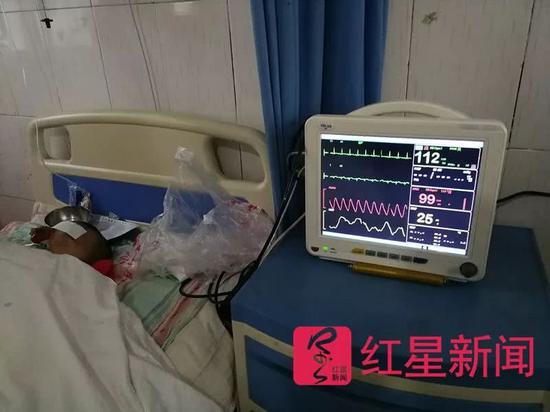 2018年4月13日，躺在太康县张集镇卫生院病房的小凤雅。图片来源红星新闻