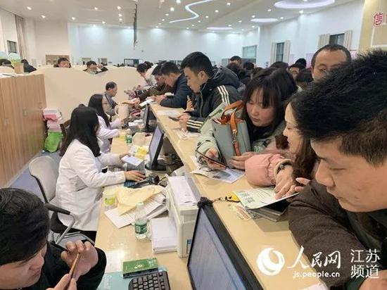 當(dāng)?shù)厝罕娮蛲碓诶璩擎?zhèn)防疫保健所查詢孩子是否接種過(guò)期疫苗情況