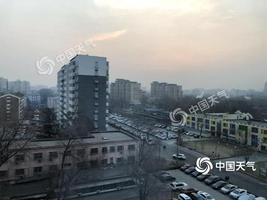  今晨，北京市海淀区，能见度不佳。