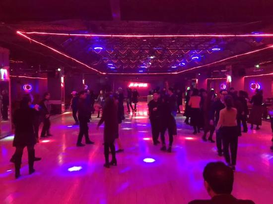 旧式舞厅里的老年舞者这里一切还停留在旧时代