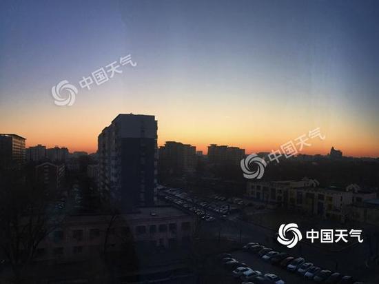 今晨，北京晨光初现，预示着一天的好天气。