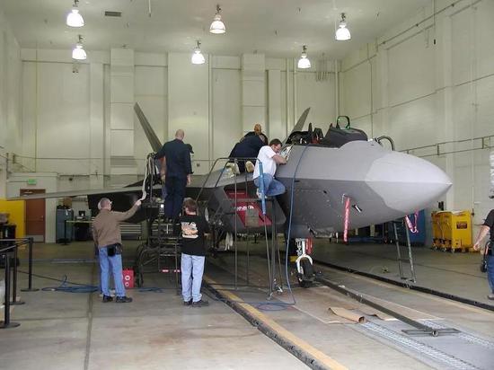 ▲资料图片：驻犹他州希尔空军基地的美空军地勤人员正在对F-22进行维护作业。