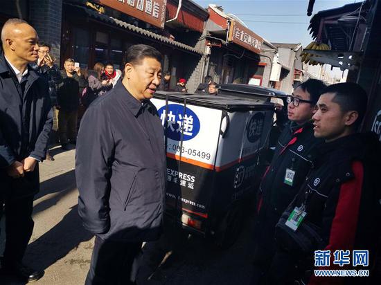 2月1日，中共中央总书记、国家主席、中央军委主席习近平在北京看望慰问基层干部群众，考察北京冬奥会、冬残奥会筹办工作。这是1日上午，习近平在结束前门东区看望慰问乘车返回途中，临时下车来到前门石头胡同的快递服务点，看望仍在工作的“快递小哥”。 新华社发