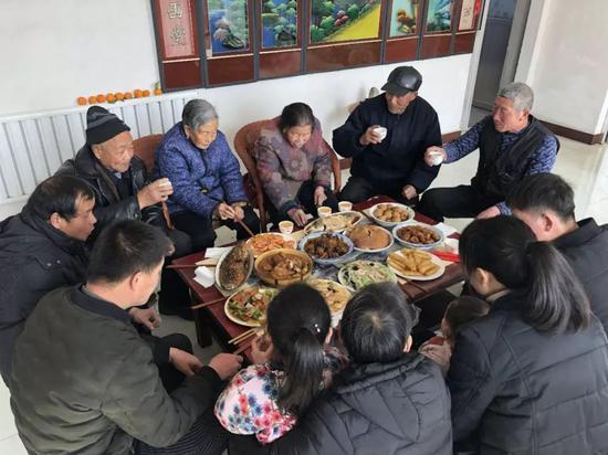 2月1日，大奶奶（居中蓝衣右侧老妪）85岁生日，因为客人不多，男女宾客凑了一桌，五次三番礼让之后，按长幼亲疏依次就座。新京报记者王瑞锋摄 