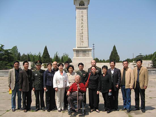 出席“淮海战役”胜利60周年纪念大会在烈士纪念碑下合影。