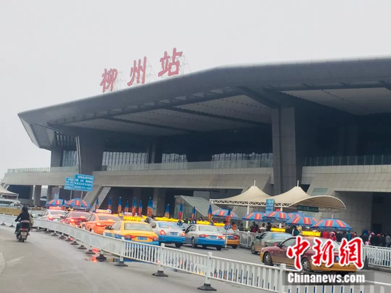 13日，柳州火车站前出租车有序进入候客点等待乘客。