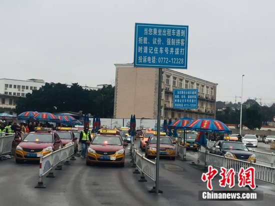 柳州市火车站出租车等客区树立有投诉电话警示牌。
