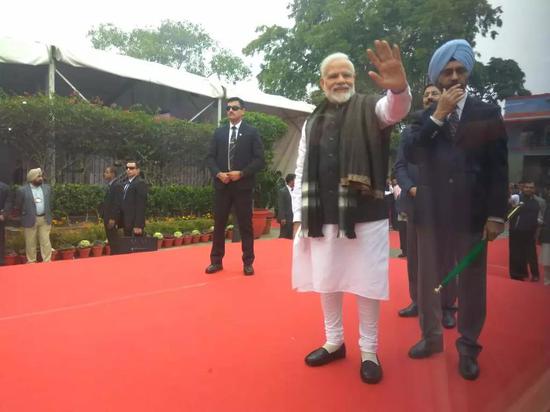印度总理莫迪出席列车首发仪式