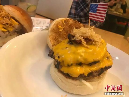当地时间2月25日，河内市中心的一家餐厅推出两款以金正恩、特朗普为主题的汉堡，招徕顾客，图为特朗普款汉堡。中新网记者孟湘君 摄