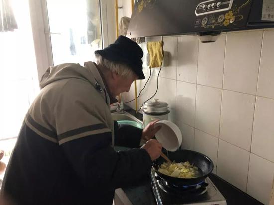 成都人体模特:成都最老模:到90岁 辗转于四川近20所高校 正在做饭的王肃中。新京报记者杜雯雯 摄