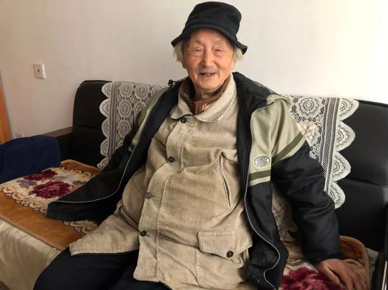 成都人体模特:成都最老模:到90岁 辗转于四川近20所高校 王肃中在家中。新京报记者杜雯雯 摄