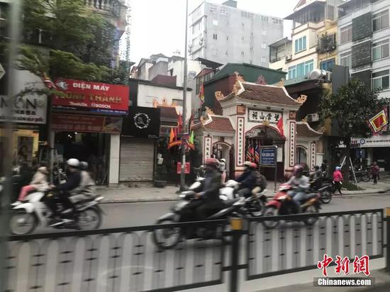 河内街头的摩托车。中新网记者孟湘君 摄